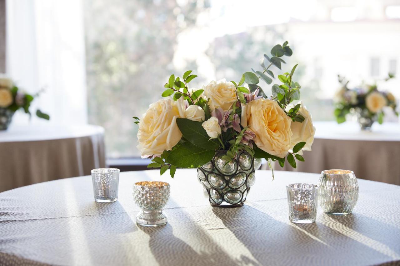 The Plaza Hotel Pioneer Park El Paso Luaran gambar A table centerpiece